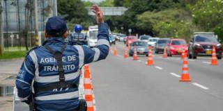Foto de un agente de tránsito en una vía de Bogotá