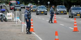 Foto de agentes de tránsito en una vía de Bogotá