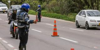 Foto de agentes de tránsito en una vía de Bogotá