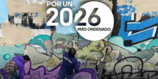 Imagen de un ciudadano pintando un muro.