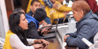 Imagen de una funcionaria de Integración Social atendiendo a una persona.