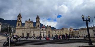 Foto que muestra la Plaza de Bolívar en Bogotá 