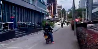 En la foto dos personas en una moto en Bogotá 