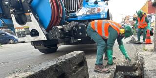 Foto que muestra trabajadores del Acueducto de Bogotá 