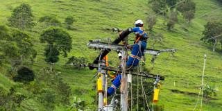 Foto que muestra trabajadores de Enel Colombia 
