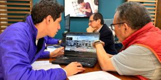 Imagen de funcionario del IDPC atendiendo a un ciudadano