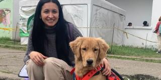 Foto de una mujer junto a su mascota
