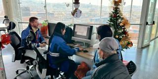 Funcionarios del IPES atendiendo a la ciudadanía