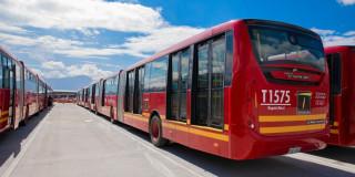 Foto de un bus de TransMilenio en una vía de Bogotá