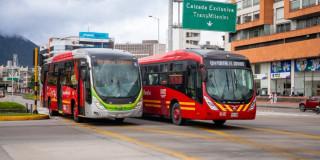 Foto de dos buses de TransMilenio en una vía de Bogotá