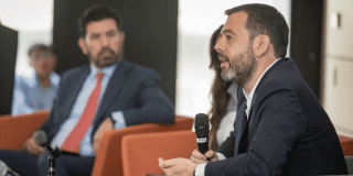 Imagen del alcalde Galán hablando en el panel de percepción sobre Bogotá