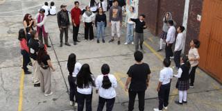 Foto que muestra un grupo de estudiantes reunidos 