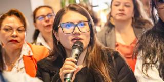 En la foto una señora participando de estas estrategias de la Secretaría de la Mujer