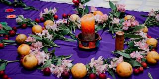 Una foto de una vela con un mantel morado 