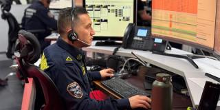 Un Bombero mirando un computador y monitoreando una emergencia en Bogotá