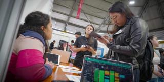 Foto que muestra personas hablando.