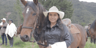 Foto de una mujer con un caballo cafe 