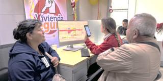 Foto que muestra personas hablando