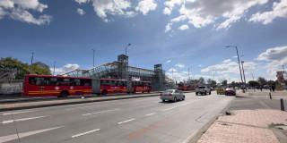 Foto de un bus de TransMilenio en una vía de Bogotá