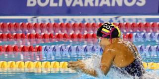 Foto que muestra una persona nadando 