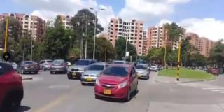 Foto de vehículos en una vía de Bogotá