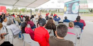 Foto que muestra un grupo de personas en una reunión