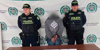 En la foto la captura de este hombre con los celulares encontrados en Bogotá