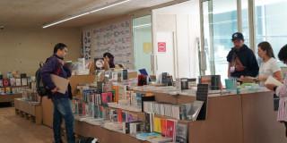 Foto que muestra personas en una biblioteca 