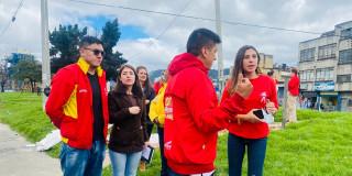 En la foto están los gestores del espacio público en jornadas de limpieza