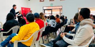 En la foto muchas personas asistiendo a un encuentro ciudadano en Bogotá