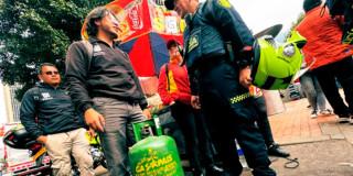 En la foto un policía y un señor en un operativo en la carrera séptima 