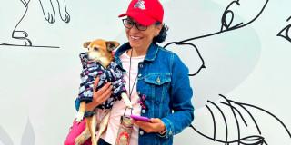 En la foto una señora con un perrito 