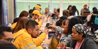 Imagen de un funcionarios de Integración Social atendiendo a personas