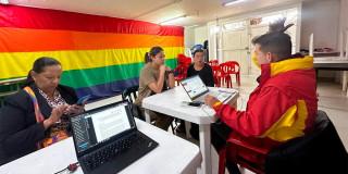 En la mesa de la casa LGBTI