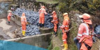 Foto que muestra trabajadores de Aguas Bogotá en la jornada de limpieza