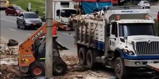 Foto que muestra una volqueta recolectando residuos