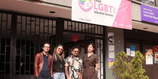 Imagen de varias personas al frente de la Casa LGBT
