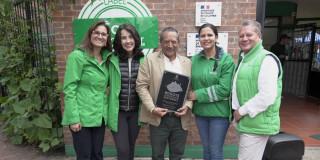 Foto: Andrea Saldaña, directora de Gestión Ambiental; Adriana Soto, secretaria Distrital de Ambiente; Pedro Abril, presidente de la Junta de Acción Comunal de La Esmeralda; Lilian Bernal, y José Bustos del equipo de Ecourbanismo de la SDA