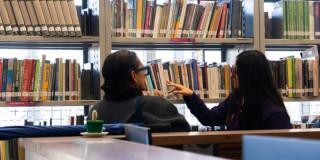 Foto que muestra dos personas hablando 