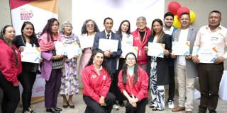 Foto que muestra un grupo de personas con un diploma en la mano