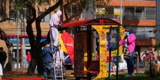 Foto que muestra personas limpiando el Parque de los Hippies en Bogotá