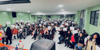 Imagen de los y las emprendedoras alzando sus certificados 