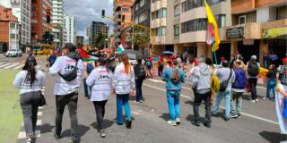 Foto de gestores de diálogo marchando por las calles de Bogotá 