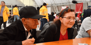 Imagen de dos adultos mayores sonriendo