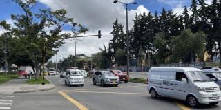 Foto de varios vehículos en una vía de Bogotá