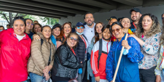 Imagen del alcalde Galán junto con voluntarios que participaron en la jornada