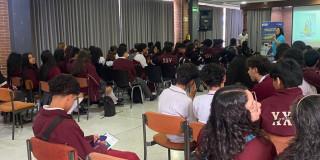 Foto que muestra estudiantes sentados en un salón 