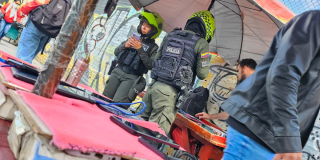 Imagen de dos policías en operativos en la Localidad de Los Mártires