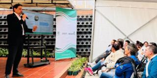 Foto que muestra personas reunidas