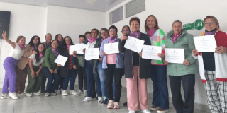 Imagen de señoras mostrando sus diplomas